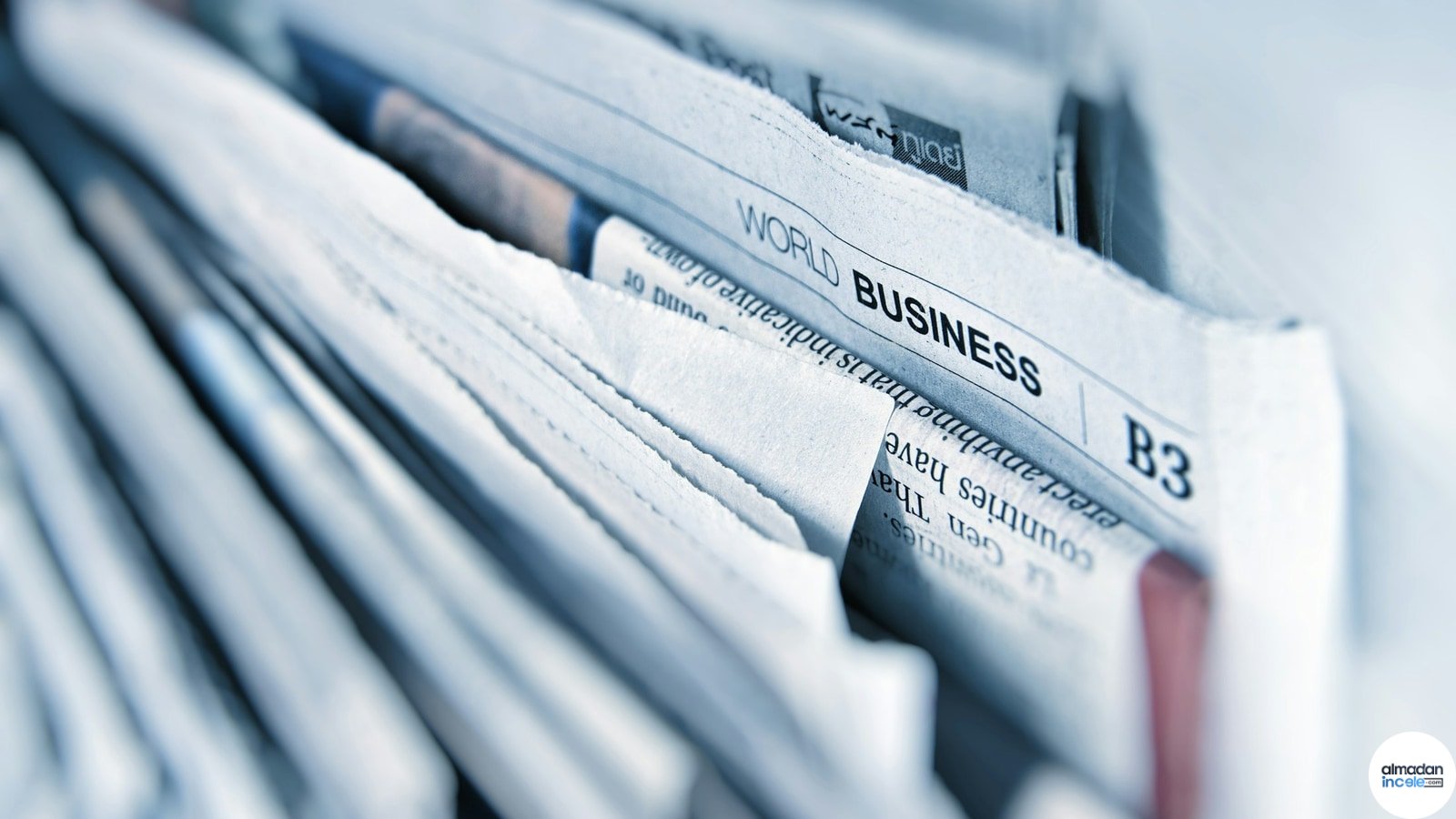 Haber doğrulaması yapan gazetecinin çalışma masasından doğal ve profesyonel fotoğraf