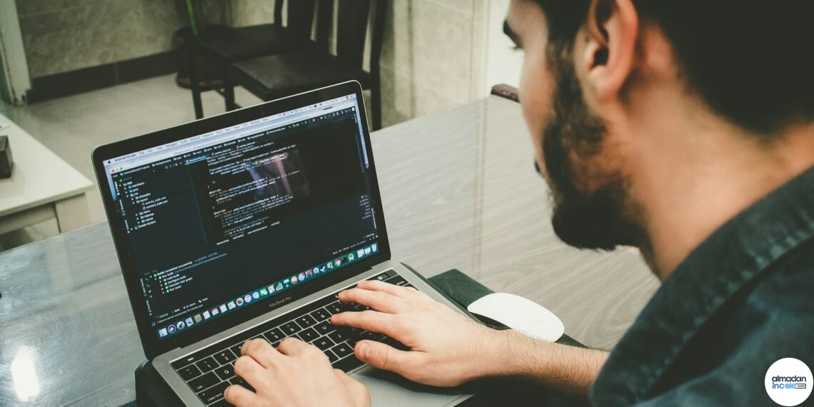 Dizüstü bilgisayarda PHP kodu yazan geliştirici