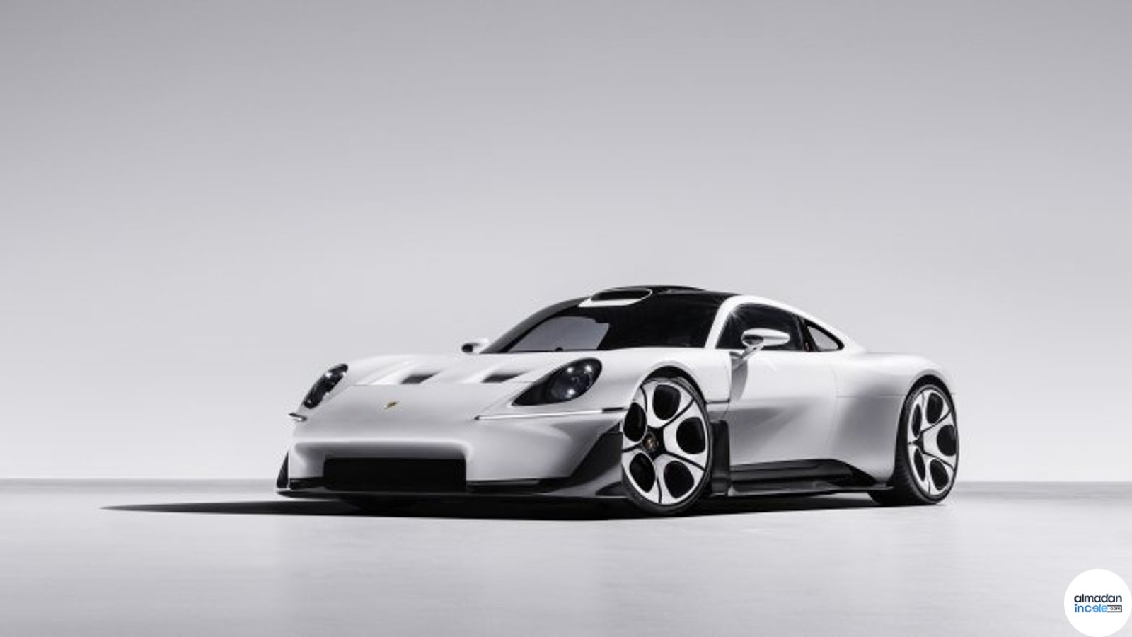 Porsche Mission S orta motorlu vizyon otomobilinin gerçek araç tanıtım görseli