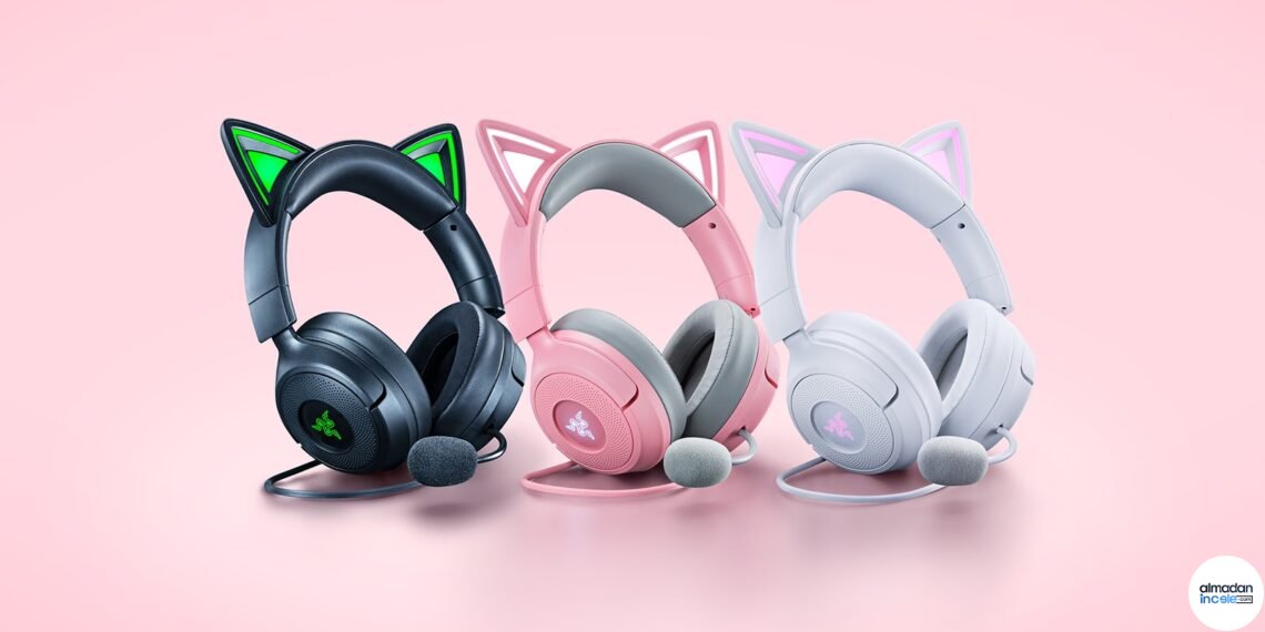 Siyah Razer Kraken Kitty V3 kulaklığı, aydınlatmalı kulakları ve mikrofonuyla ürün fotoğrafı