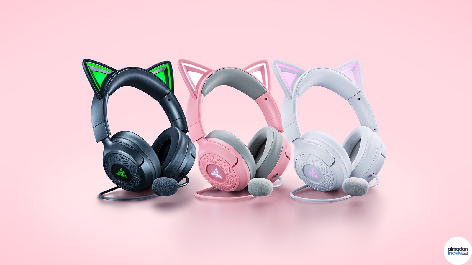 Siyah Razer Kraken Kitty V3 kulaklığı, aydınlatmalı kulakları ve mikrofonuyla ürün fotoğrafı