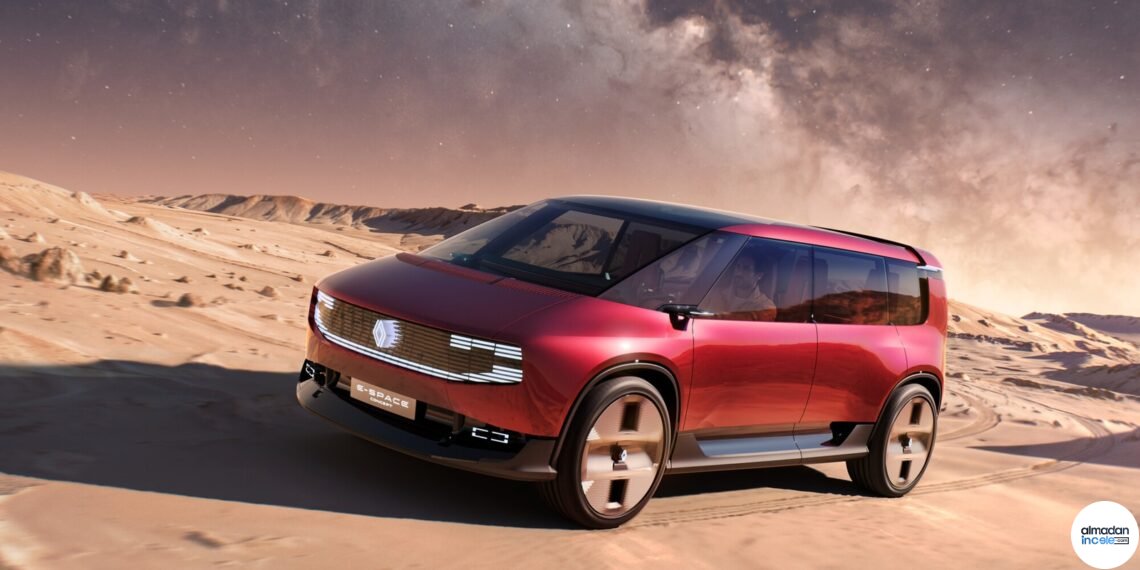 Renault E-Space elektrikli aile aracı konseptinin fuar standındaki yatay gerçek otomobil fotoğrafı