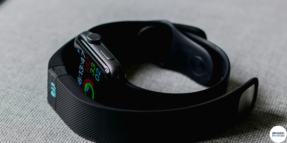 Samsung Galaxy Watch üzerinde uyku takibini kontrol eden kullanıcı