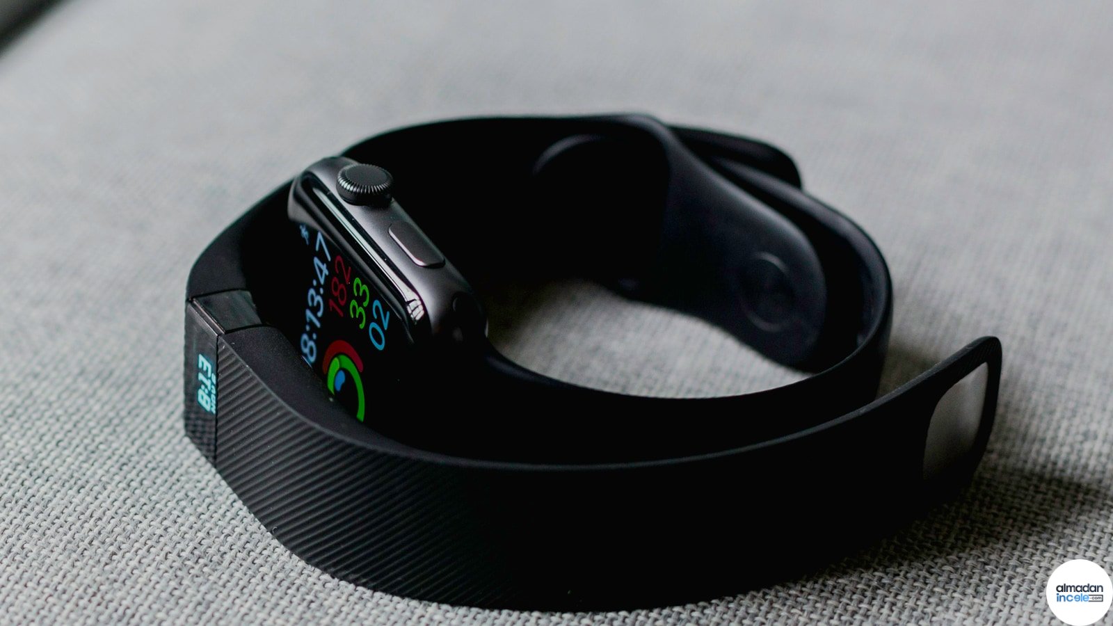 Samsung Galaxy Watch üzerinde uyku takibini kontrol eden kullanıcı