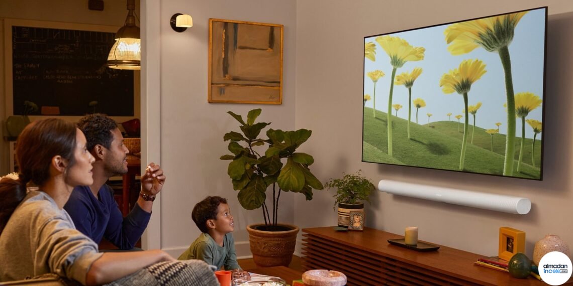 Sonos Beam Ultra soundbarın televizyon altındaki oturma odası kurulumu