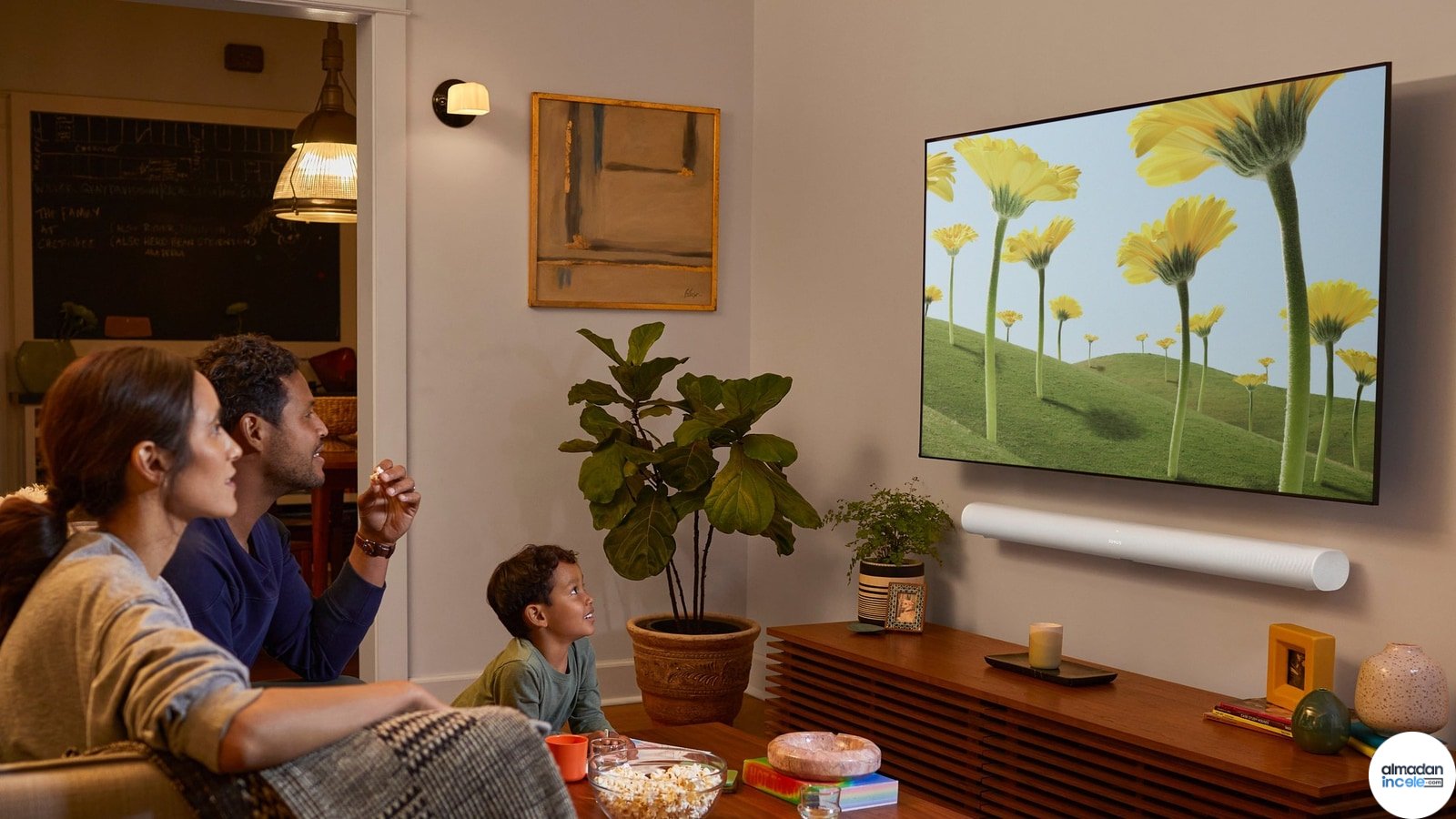 Sonos Beam Ultra soundbarın televizyon altındaki oturma odası kurulumu