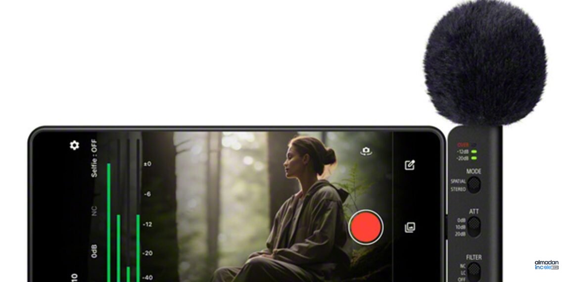 Sony ECM-AX10 mikrofonu telefona takılıyken yatay video kaydı yapan kişi