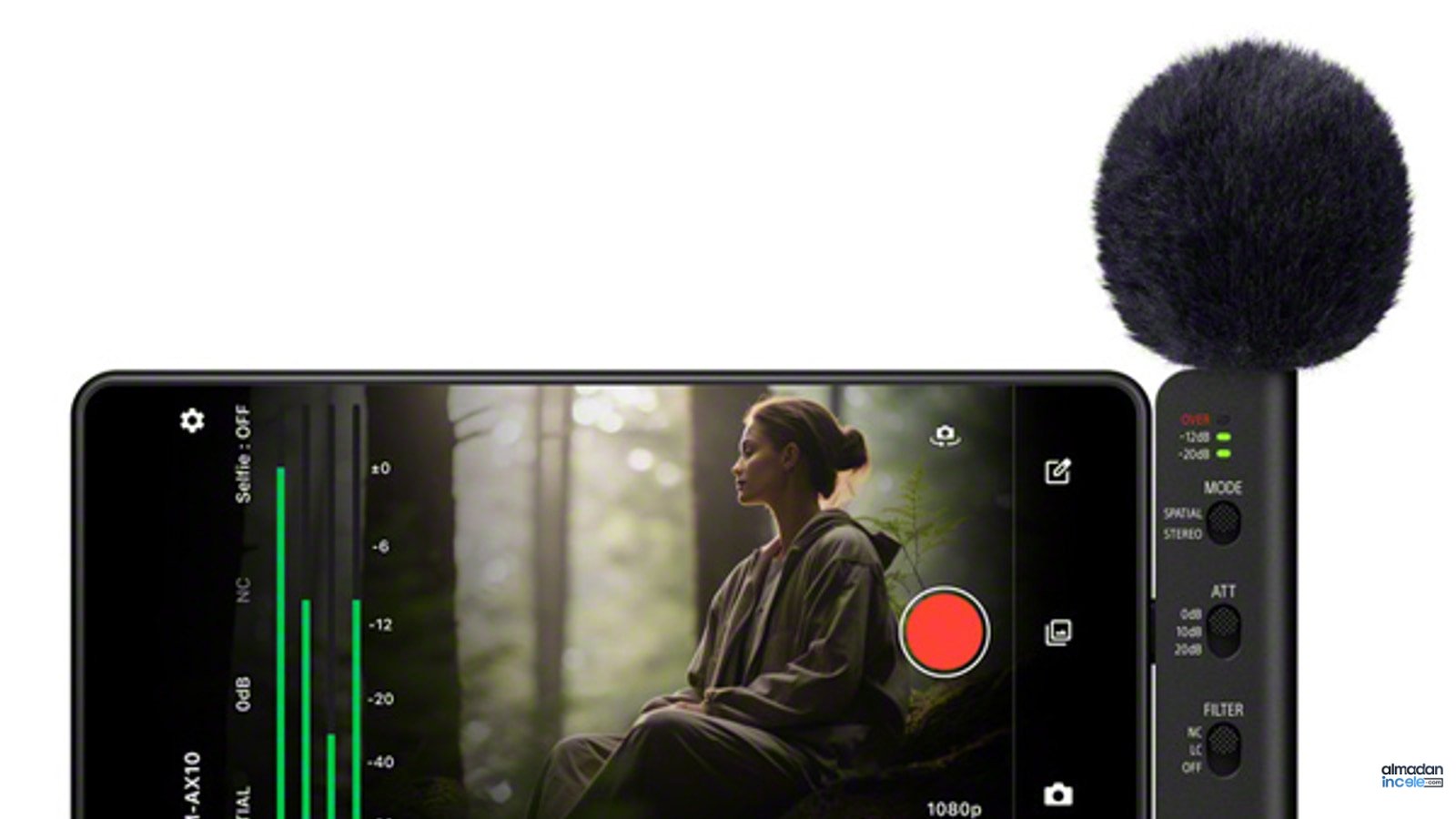 Sony ECM-AX10 mikrofonu telefona takılıyken yatay video kaydı yapan kişi