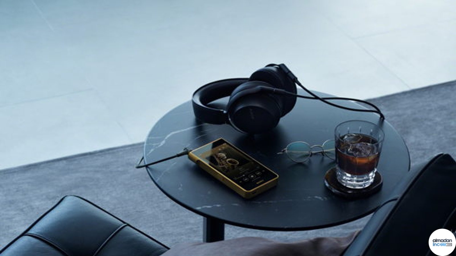 Altın kaplamalı bakır gövdeli Sony Walkman NW-WM1ZM3 taşınabilir müzik çalar