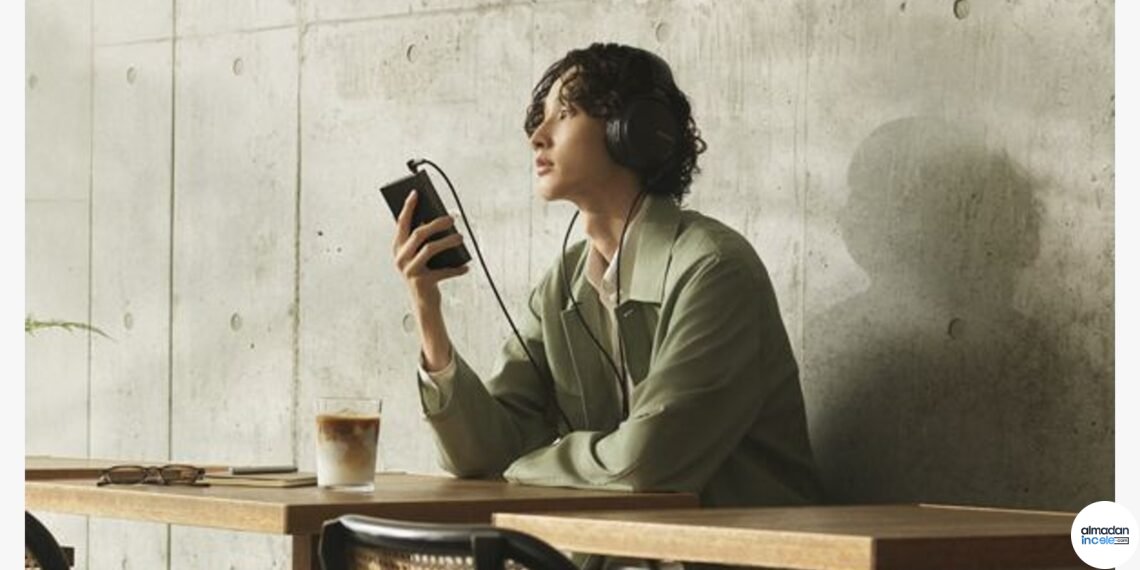 Sony Walkman NW-ZX900 taşınabilir dijital müzik çalar resmî tanıtım görselinde