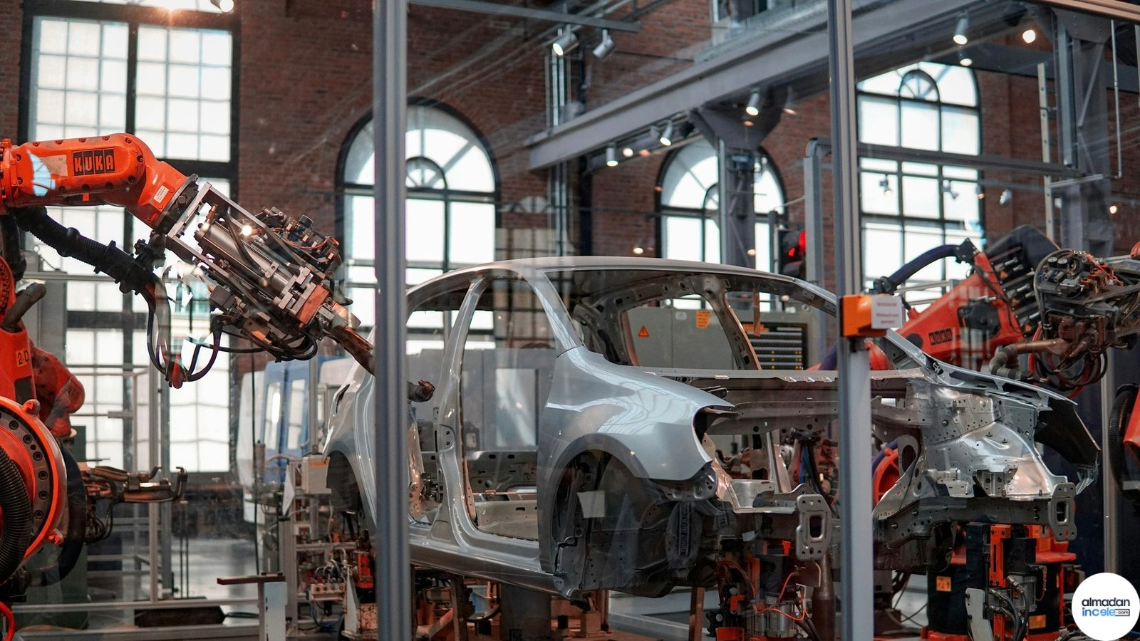 Robotik makinelerin üretim hattında otomobil gövdesi üzerinde çalışması