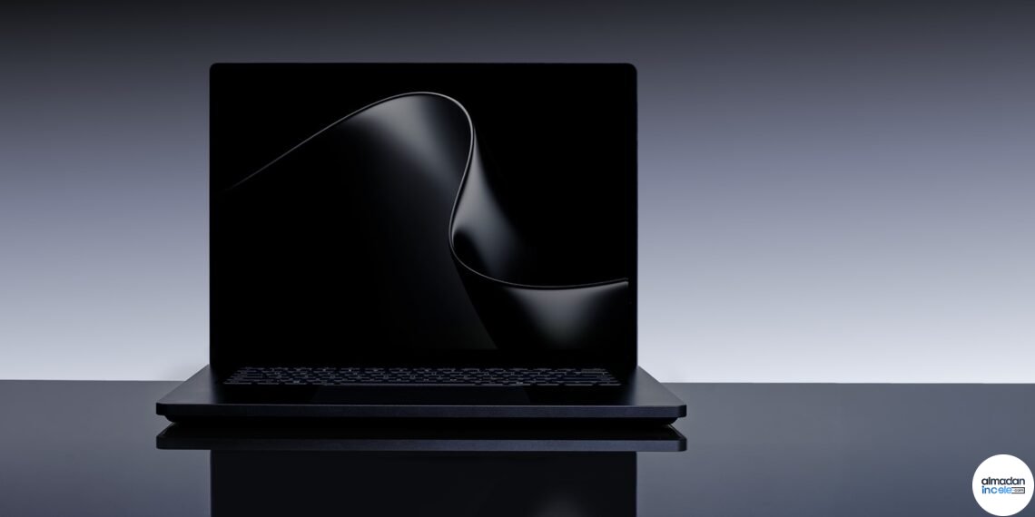 Surface Laptop Ultra 15 inç dizüstü bilgisayar, açık ekranda gerçek ürün fotoğrafı