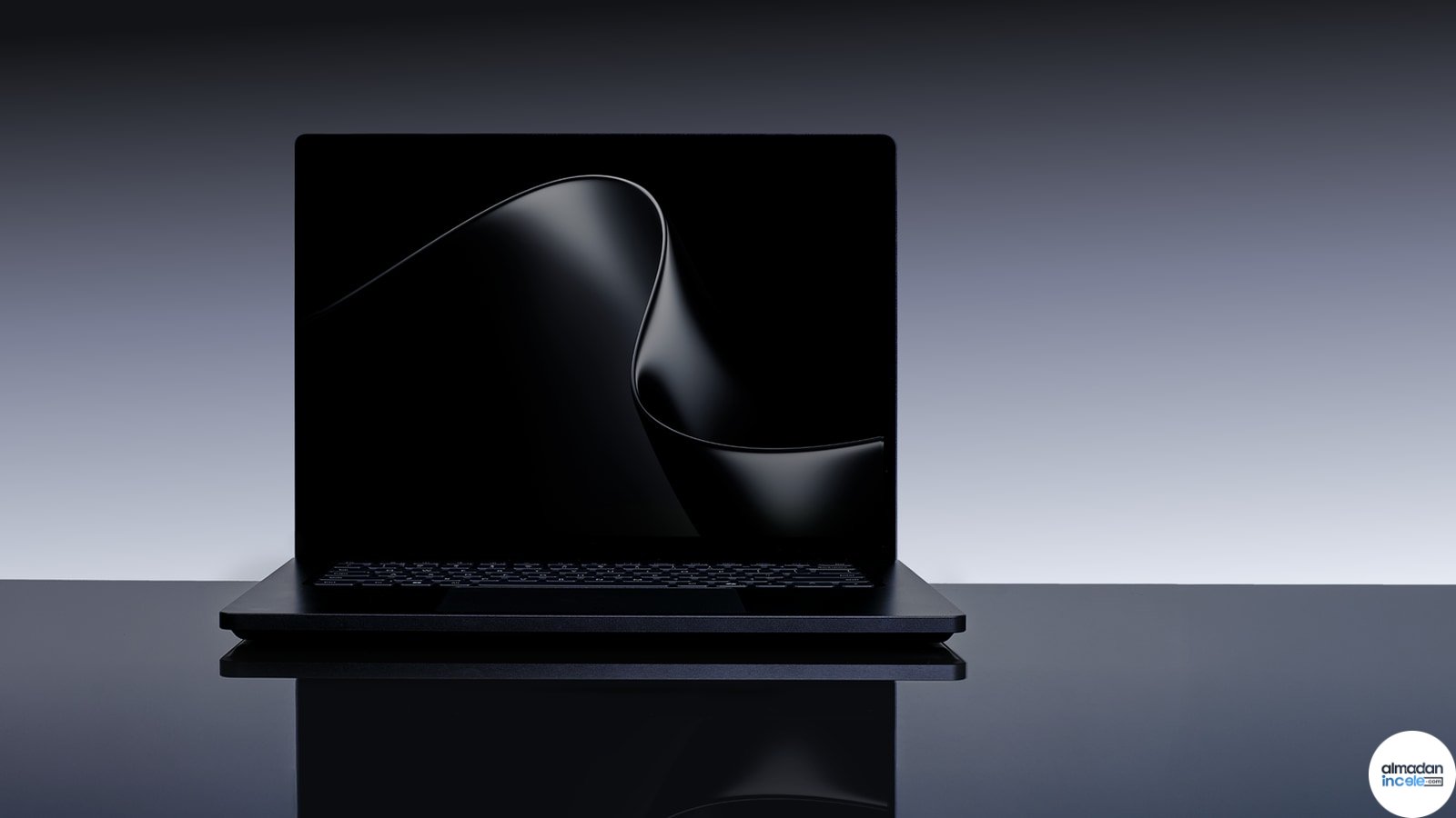 Surface Laptop Ultra 15 inç dizüstü bilgisayar, açık ekranda gerçek ürün fotoğrafı