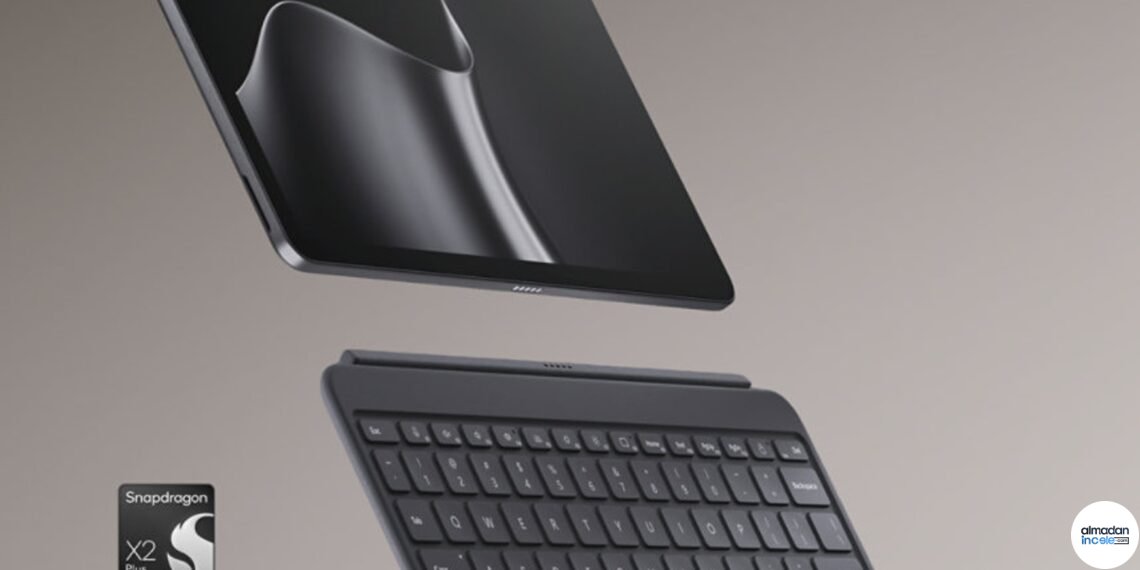 Surface Pro for Business 12 inç ikinci nesil, klavyeli stand üzerinde yatay kullanımda