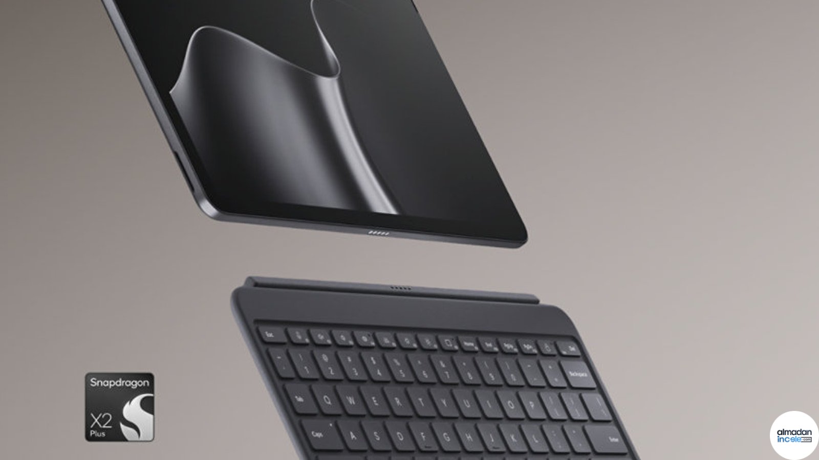 Surface Pro for Business 12 inç ikinci nesil, klavyeli stand üzerinde yatay kullanımda