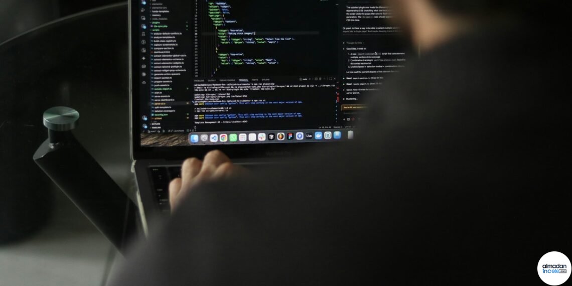 Bir geliştiricinin dizüstü bilgisayarda terminal ve kod ortamıyla çalıştığı doğal ofis fotoğrafı
