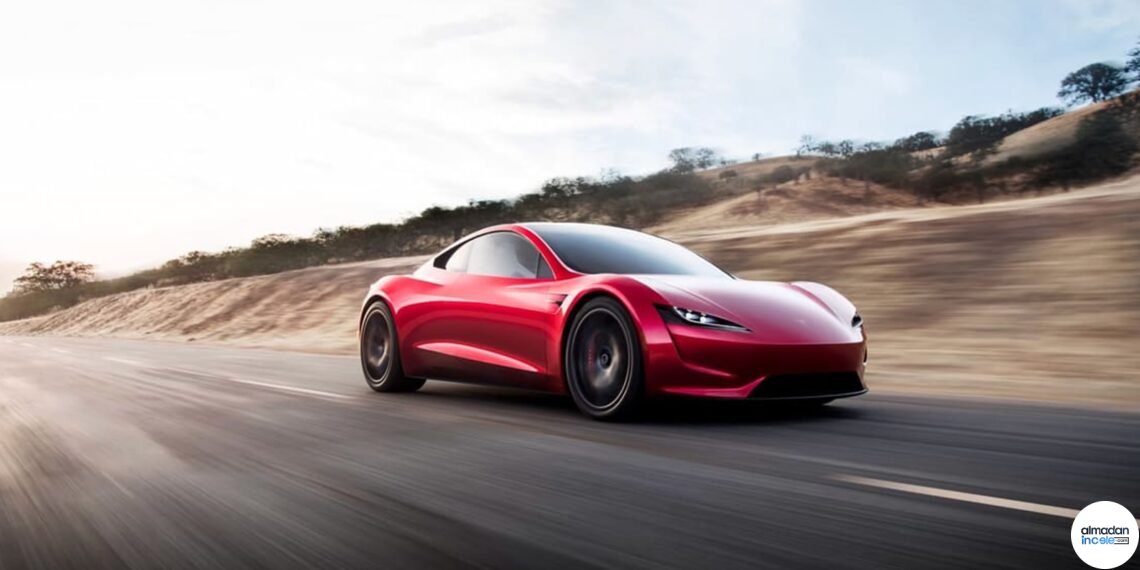 Tesla’nın Roadster ürün sayfasında gösterilen kırmızı elektrikli spor otomobil