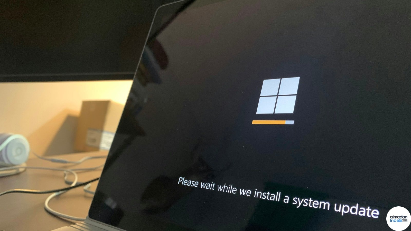 Windows Update ekranı açık dizüstü bilgisayar; KB5134133 kontrol rehberi