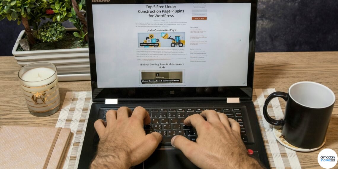 WordPress yönetim ekranını dizüstü bilgisayarda kullanan kişi; 7.1.4 yazılım güncellemesi konusu için görsel