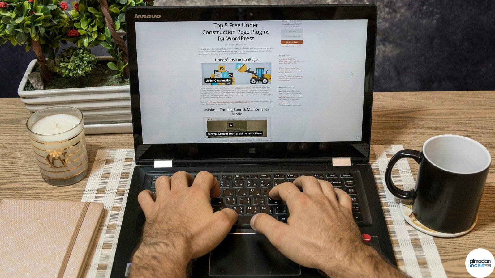 WordPress yönetim ekranını dizüstü bilgisayarda kullanan kişi; 7.1.4 yazılım güncellemesi konusu için görsel