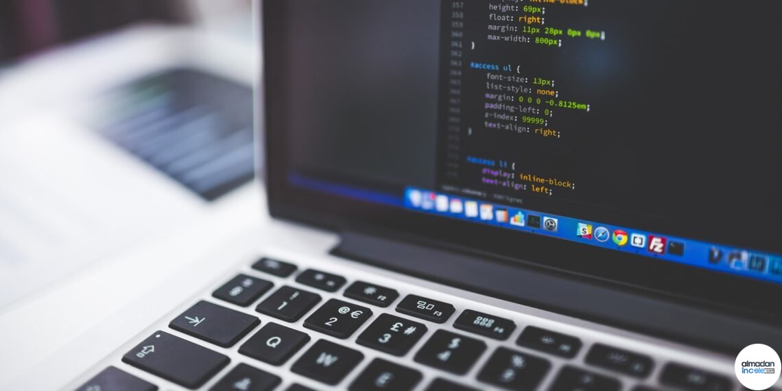 Dizüstü bilgisayar ekranında web sitesi kodu ve yazılım geliştirme ortamı