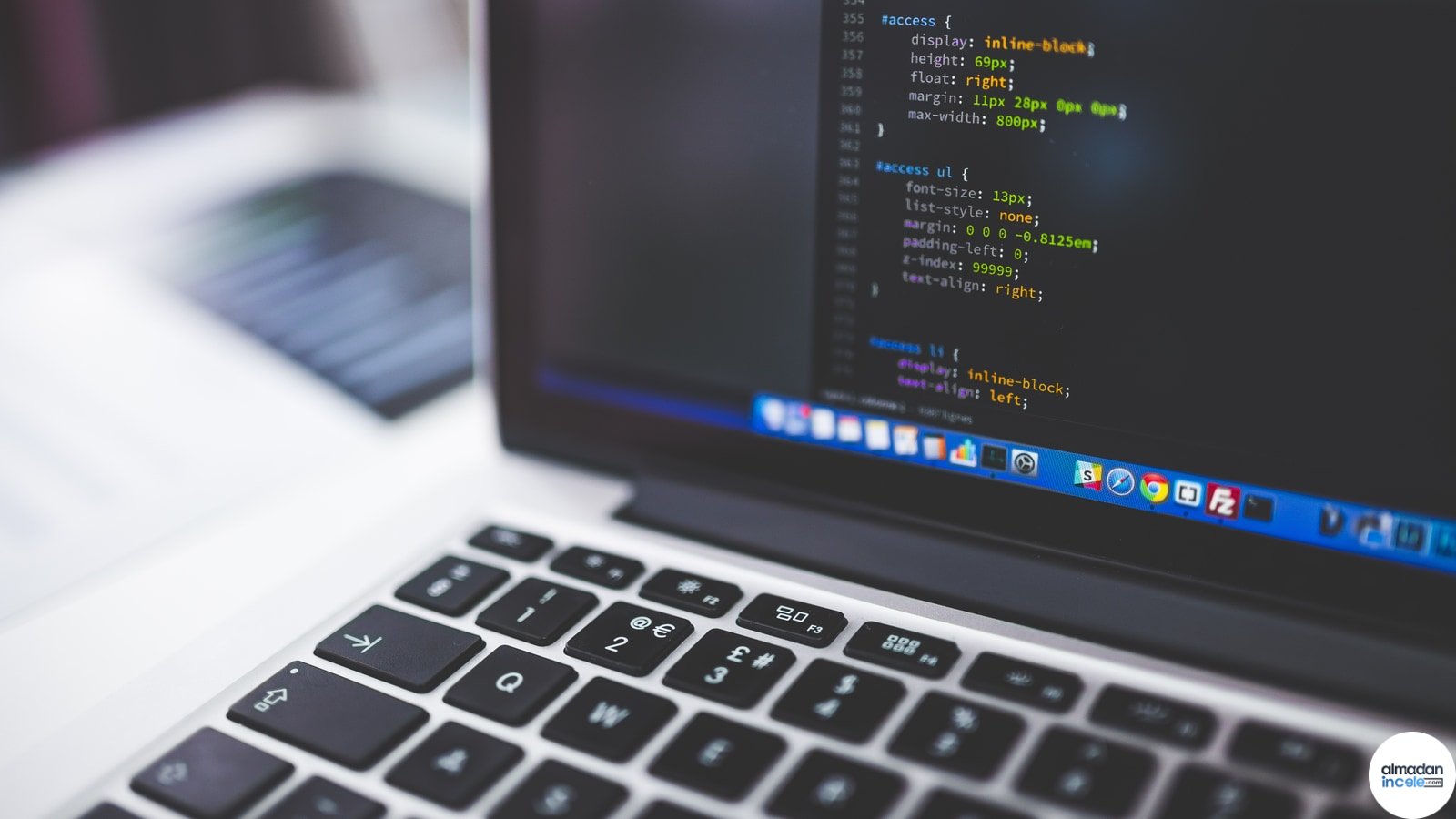Dizüstü bilgisayar ekranında web sitesi kodu ve yazılım geliştirme ortamı