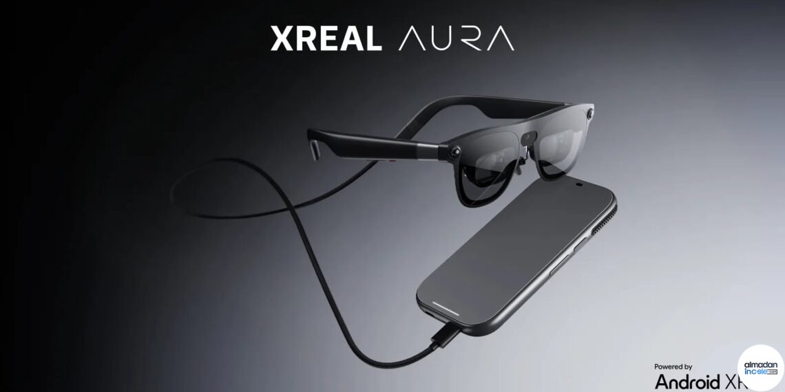 XREAL AURA şeffaf lensli XR gözlüğünün telefona kabloyla bağlı görünümü