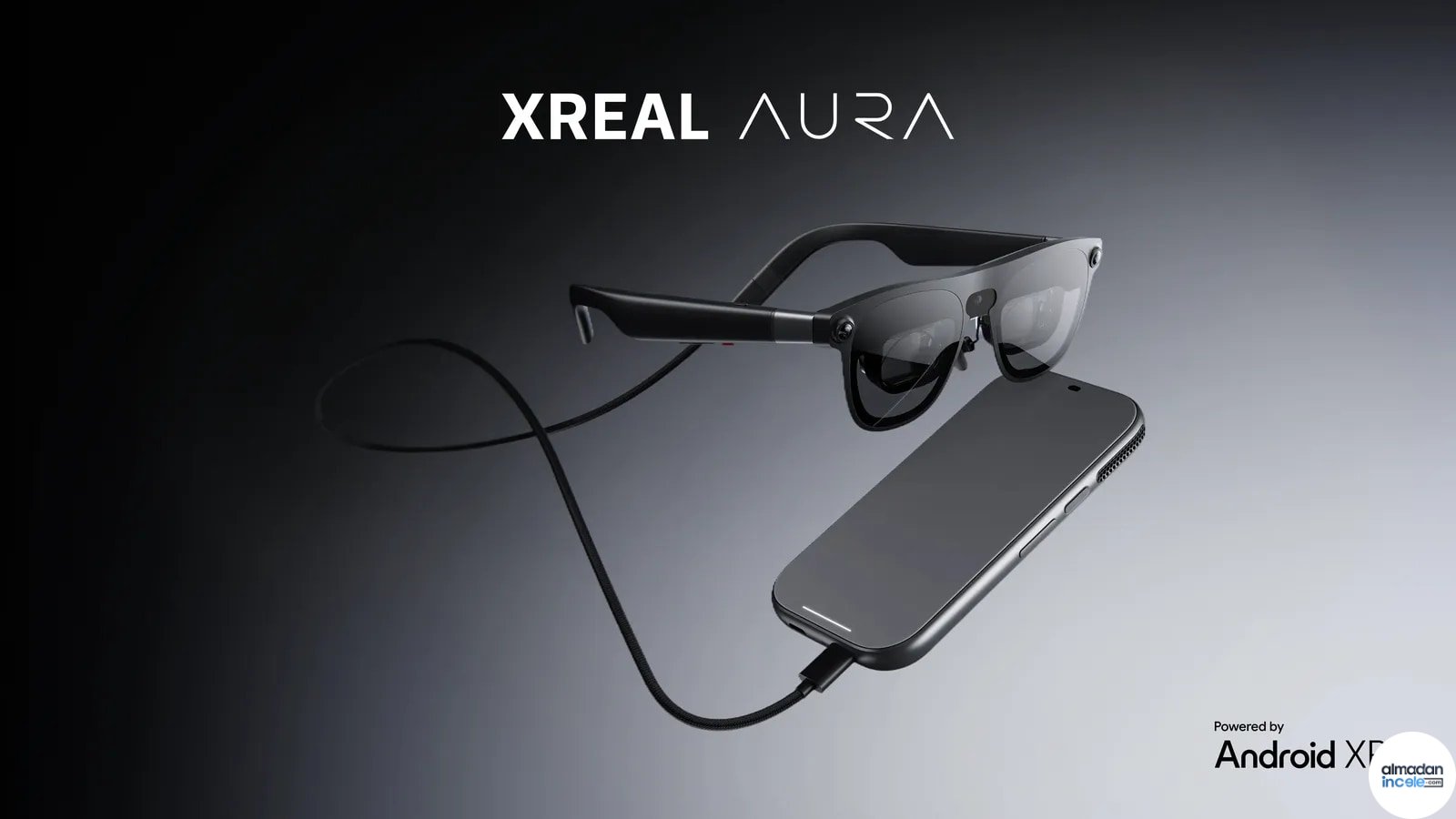 XREAL AURA şeffaf lensli XR gözlüğünün telefona kabloyla bağlı görünümü